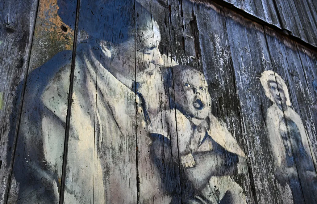 Deskal autorstwa Arkadiusza Andrejkowa przedstawiający błogosławioną rodzinę Ulmów, fot. PAP/Darek Delmanowicz