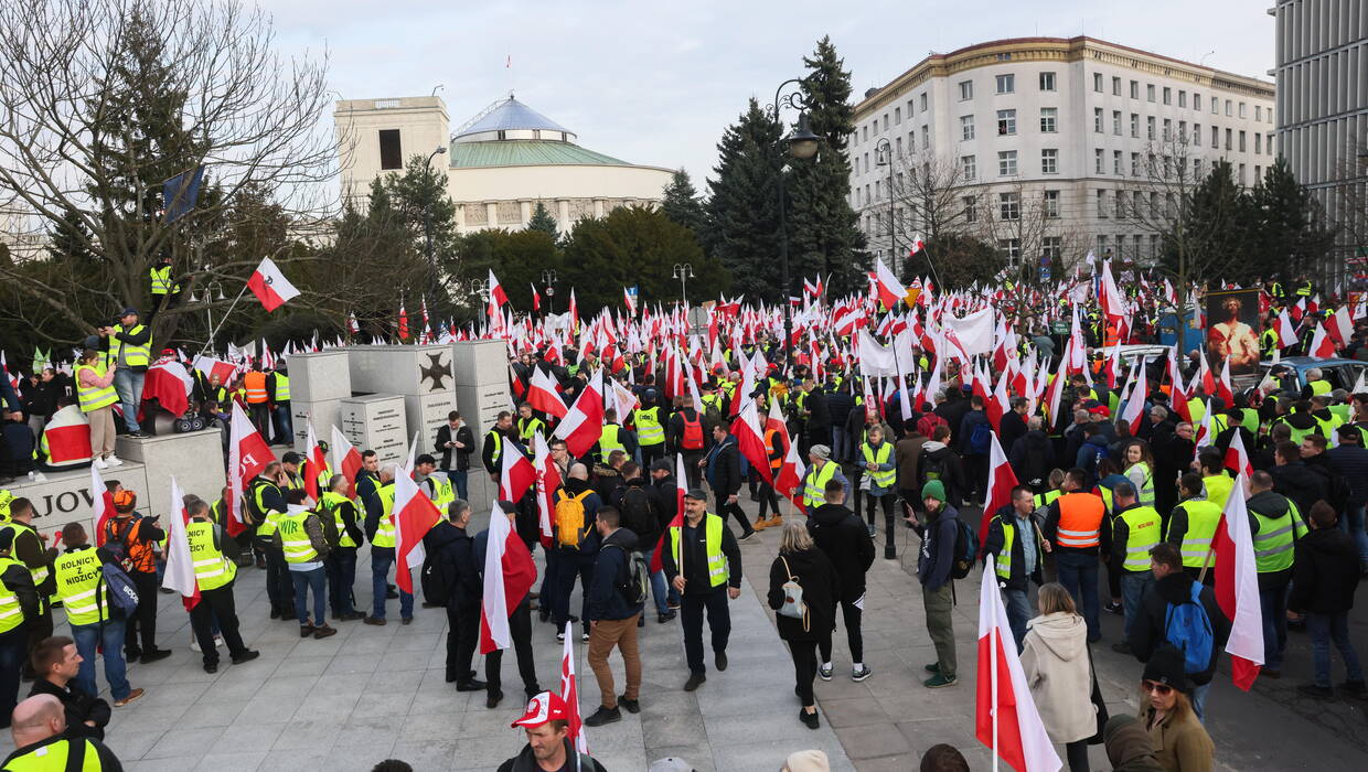Protest rolników "Gwiaździsty Marsz na Warszawę" przed siedzibą KPRM. Fot. PAP/Leszek Szymański
