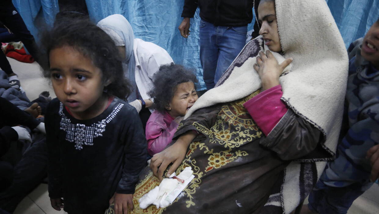 Palestyńczycy w szpitalu po ataku w Strefie Gazy. Zdj. ilustracyjne. Fot. PAP/Abaca/Ashraf Amra
