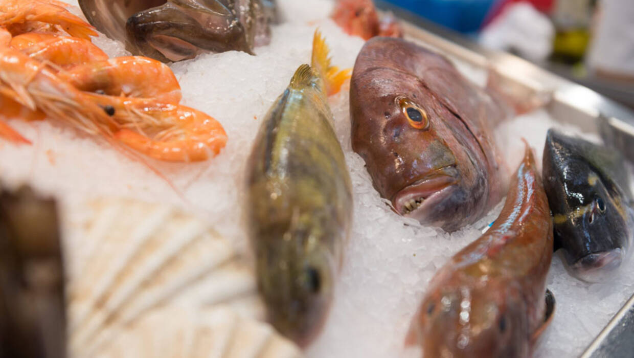 W zapobieganiu depresji szczególnie skuteczne jest stosowanie diety śródziemnomorskiej. Np. jedzenie tłustych ryb.  PAP/Jakub Kaczmarczyk 