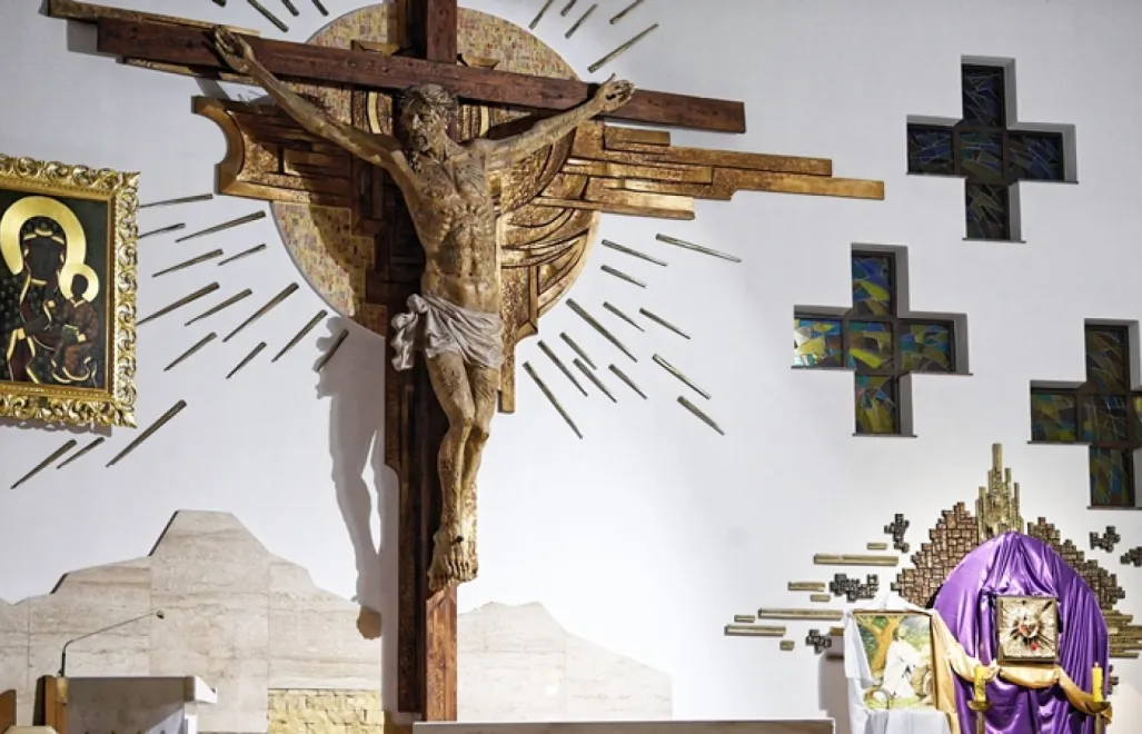 Liturgia Wielkiego Piątku w Kościele katolickim upamiętnia mękę i śmierć Jezusa Chrystusa na krzyżu. Fot. PAP/Darek Delmanowicz