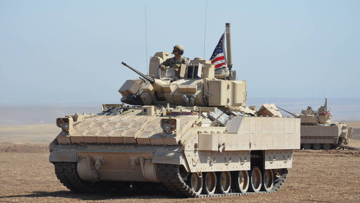 Amerykański pojazd bojowy Bradley (zdjęcie ilustracyjne), fot. PAP/EPA/AHMED MARDNLI