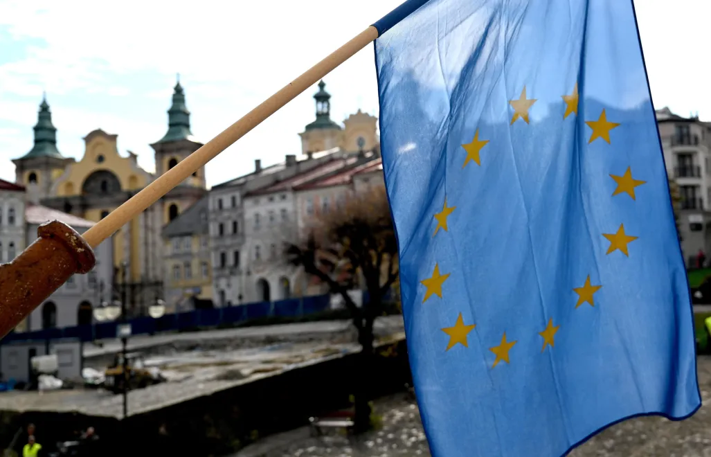 Flaga Unii Europejskiej na Rynku w Przemyślu, fot. PAP/Darek Delmanowicz