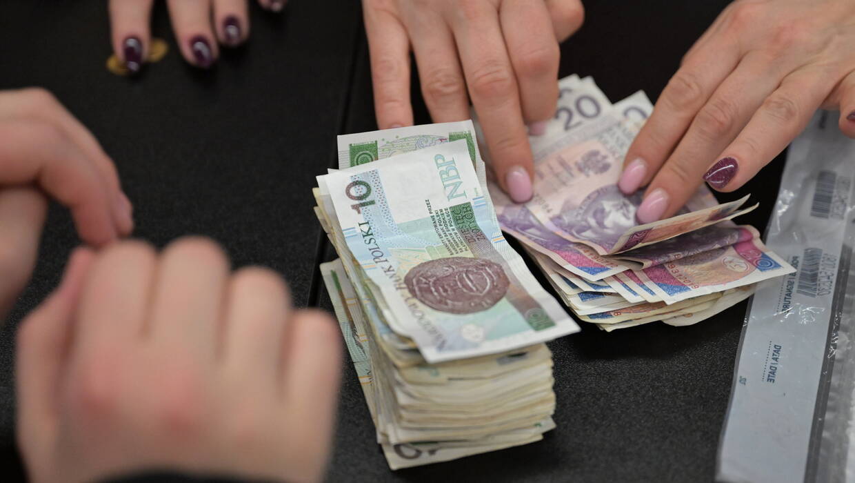 Liczenie pieniędzy (zdjęcie ilustracyjne), fot. PAP/Adam Warżawa