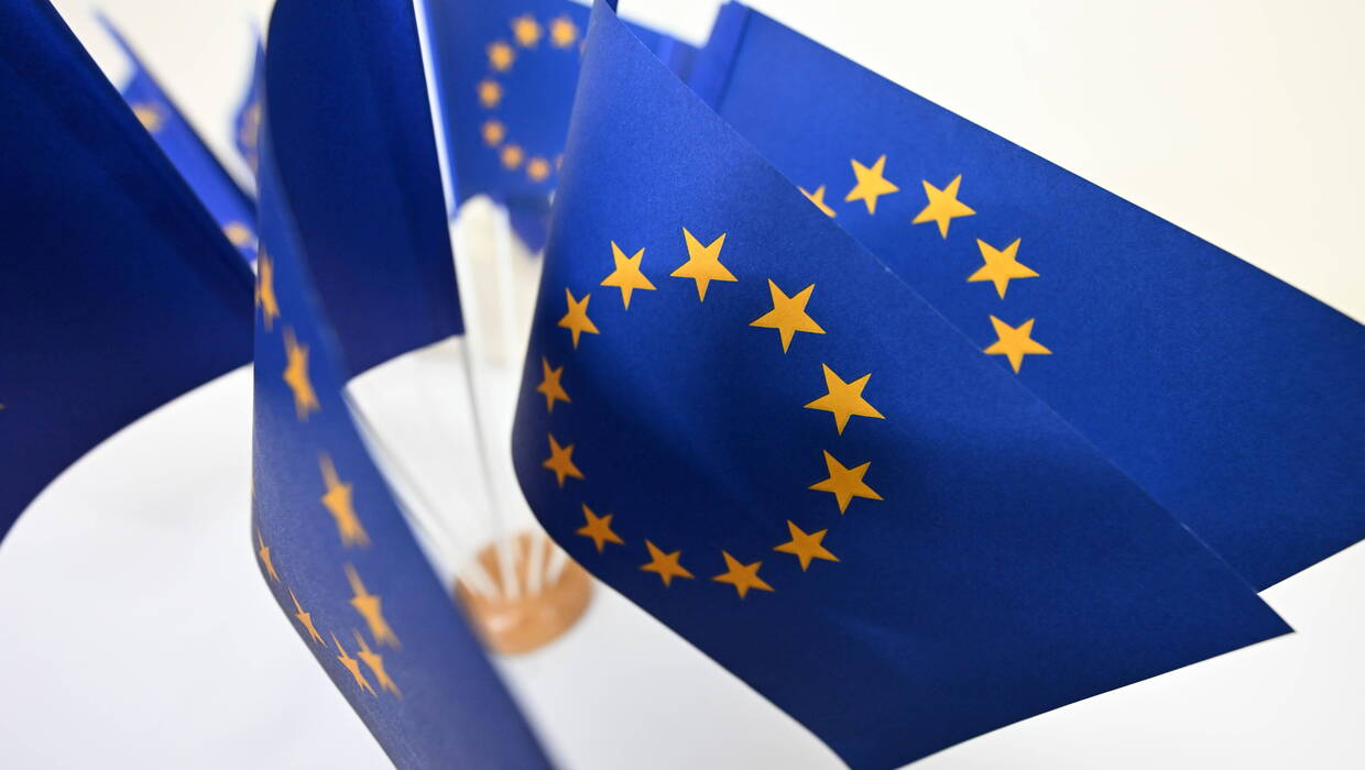 Flagi UE. Fot. PAP/APA/HELMUT FOHRINGER