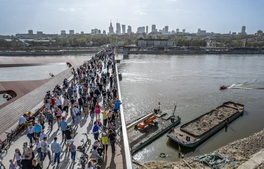 Mieszkańcy stolicy na kładce pieszo-rowerowej w drugi dzień świąt Wielkanocnych, fot. PAP/Rafał Guz