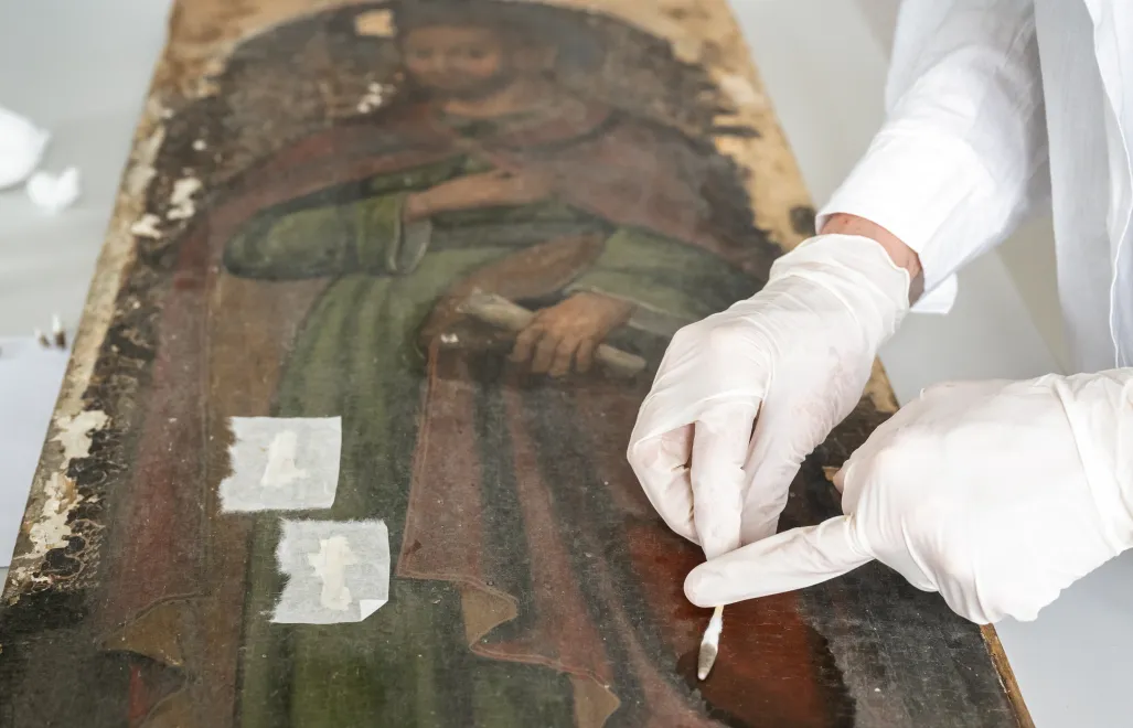 Konserwacja fragmentów XVII wiecznego ikonostasu w Centrum Badań i Konserwacji Dziedzictwa Kulturowego przy Wydziale Sztuk Pięknych UMK w Toruniu. Fot. PAP/Tytus Żmijewski