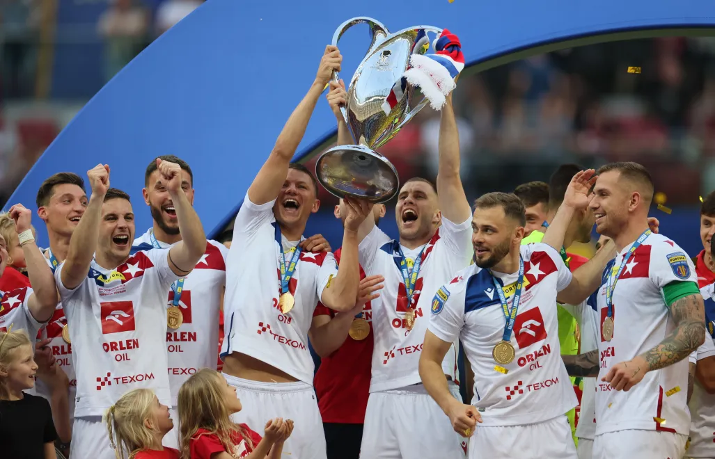Piłkarze Wisły Kraków z Pucharem Polski. Fot. PAP/Leszek Szymański