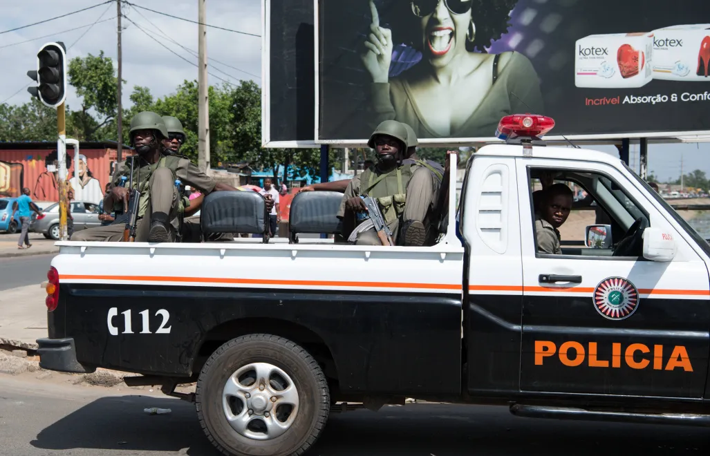 Policjanci na ulicy w Maputo Fot. Bernd Von Jutrczenka/PAP/DPA 