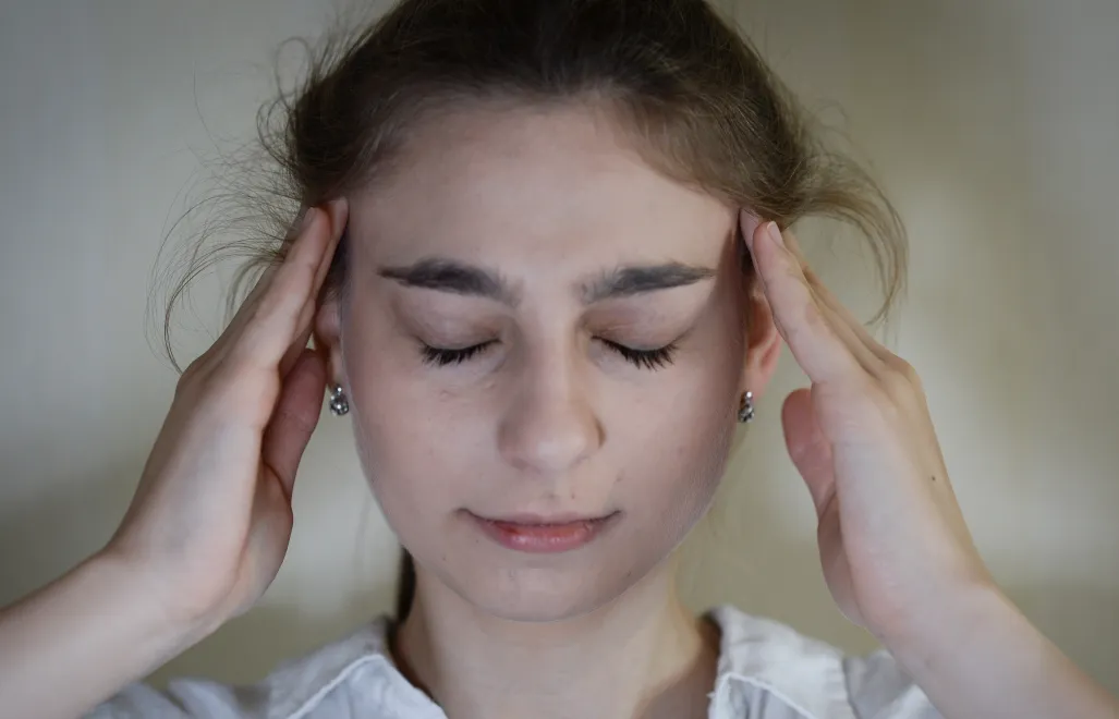 Kobieta trzymająca się za czoło. Zdj. ilustracyjne. Fot. PAP/Jacek Turczyk