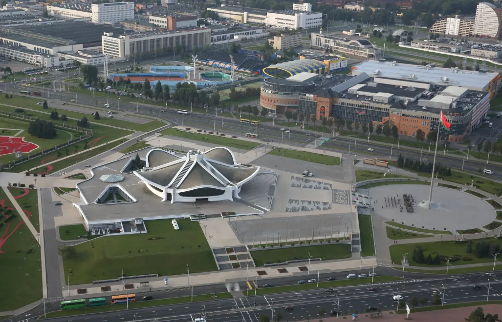  Вид с воздуха на площадь Государственного флага и герба и выставочный комплекс "БелЭКСПО" в Минске, Беларусь fot. PAP/TATYANA ZENKOVICH