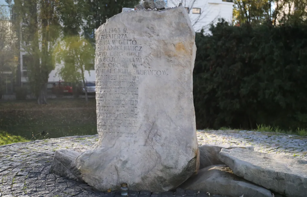 Kamień pamiątkowy na szczycie Kopca Anielewicza przy ul. Miłej w Warszawie, fot. PAP/Albert Zawada