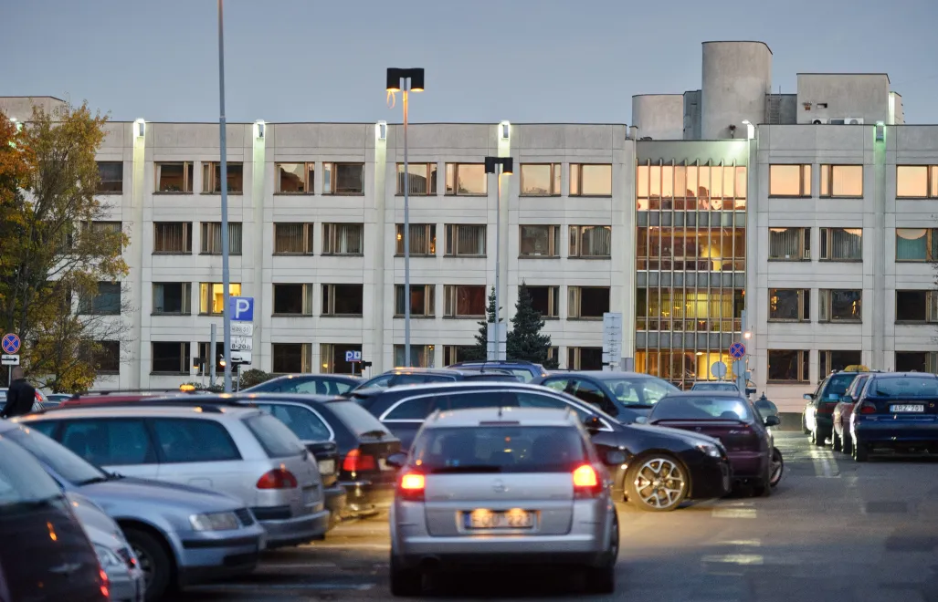 Samochody na parkingu Fot. PAP/Wojciech Pacewicz 