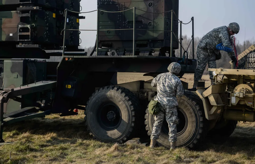 Amerykański żołnierze przy elementach sytemu Patriot Fot. PAP/Jakub Kamiński 