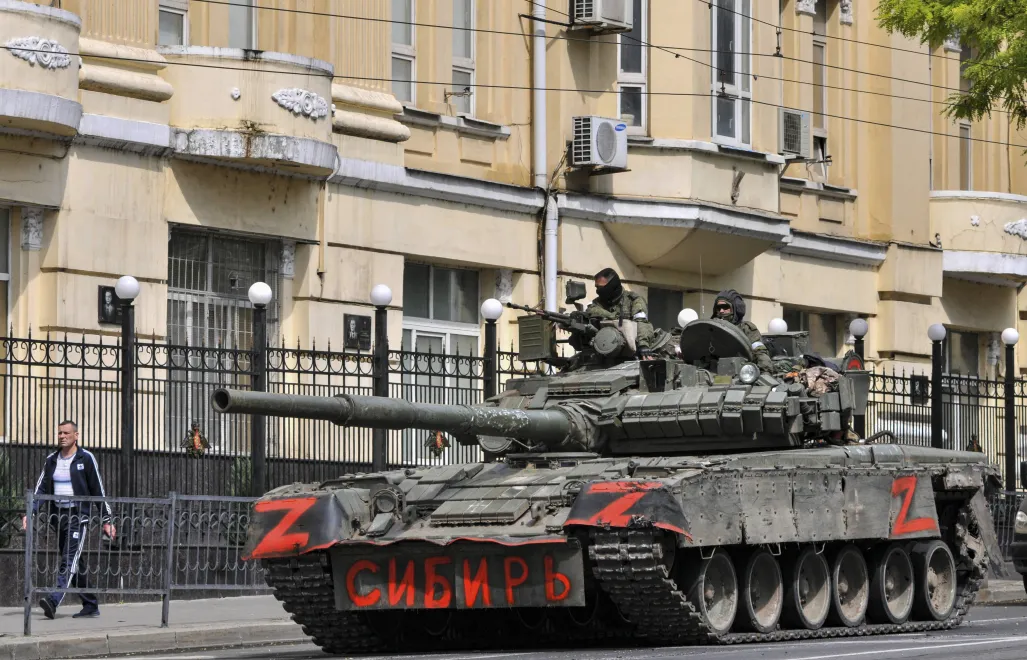 Żołnierze Grupy Wagnera na czołgu na ulicy w centrum Rostowa nad Donem, 24 czerwca 2023 r.
