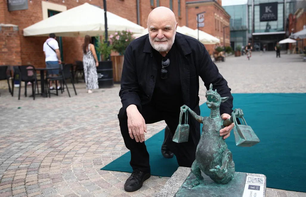 Kraków, 11.06.2024. Rysownik Andrzej Mleczko podczas uroczystości odsłonięcie rzeźby Smoka Kazimierza na placu zewnętrznym Galerii Kazimierz w Krakowie. Rzeźba projektu Andrzeja Mleczki będzie jednym z punktów Smoczego Szlaku. Fot. PAP/Łukasz Gągulski
