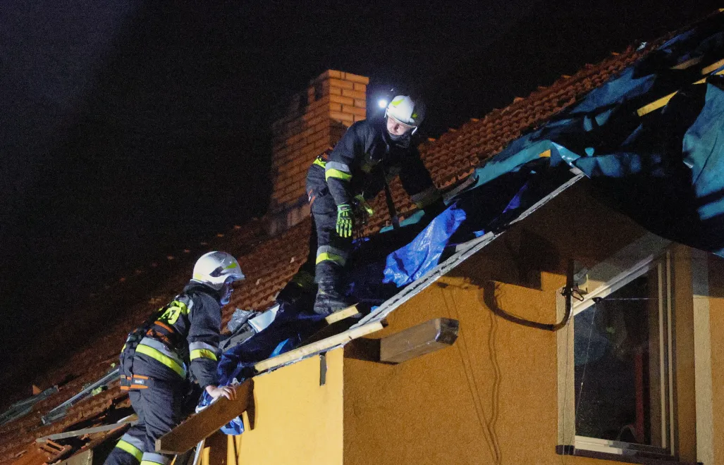 Straż pożarna usuwa skutki silnych burz w miejscowości Brzeszcze Fot. PAP/Michał Meissner