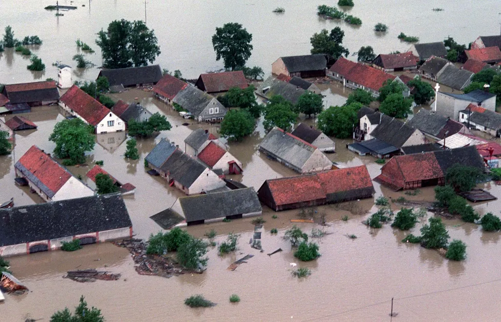 Zalane wodą podwrocławskie osiedla. Fot.PAP/CAF/Leszek Wróblewski