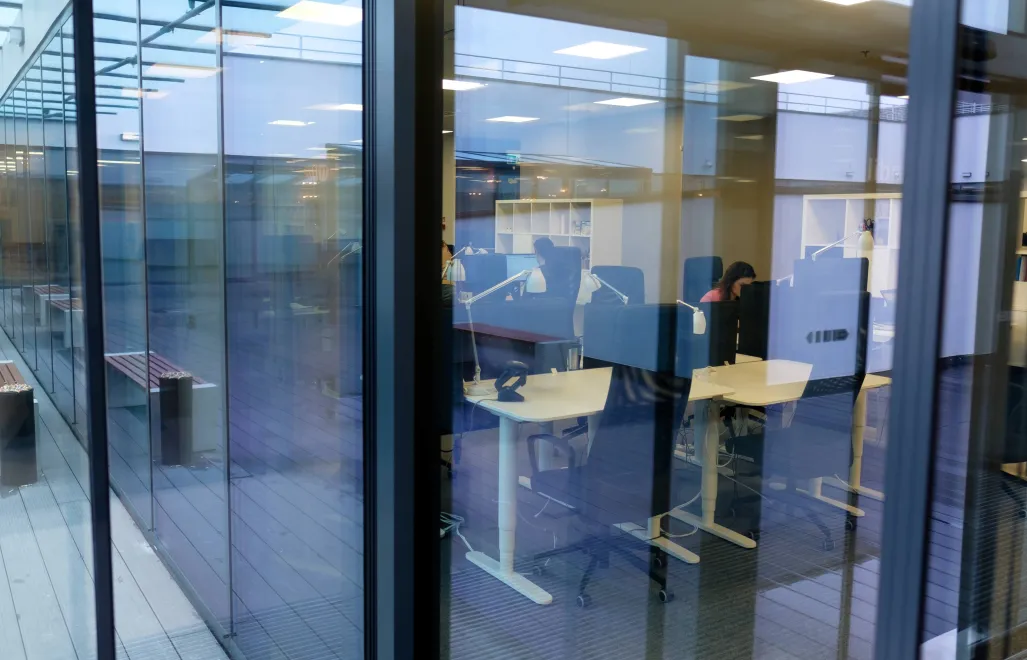 Pracownicy w firmie Fot. PAP/Jakub Kaczmarczyk