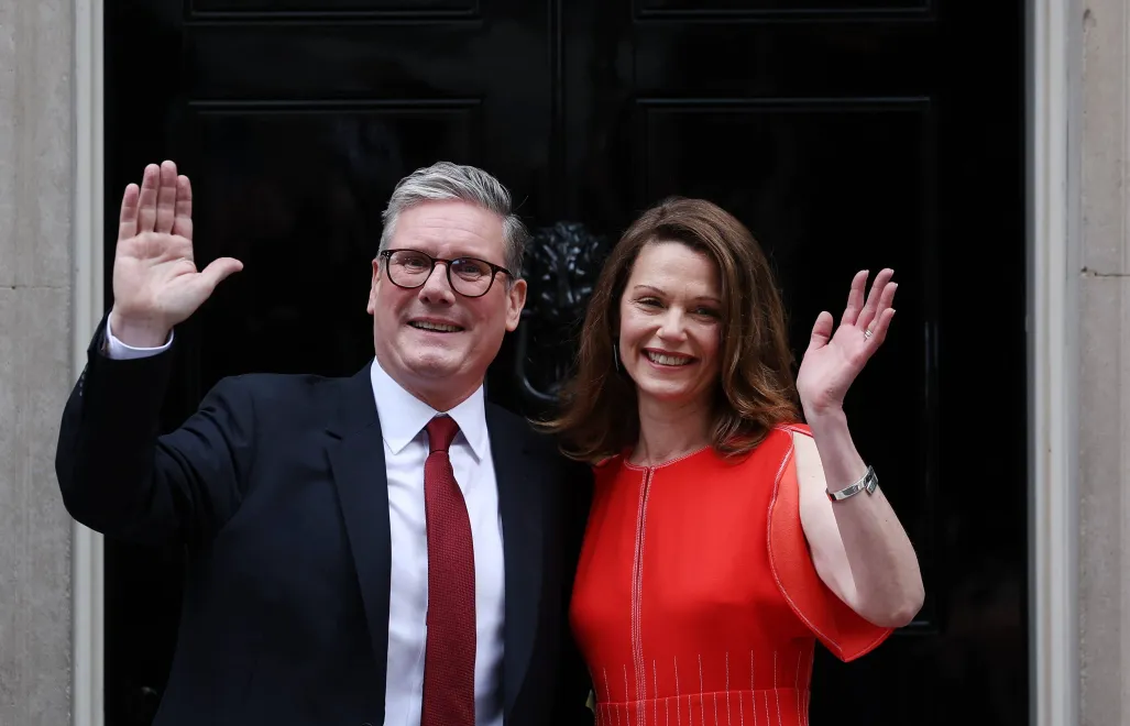 Premier Wielkiej Brytanii Keir Starmer z żoną Victoria Starmer. Fot. PAP/EPA/ANDY RAIN