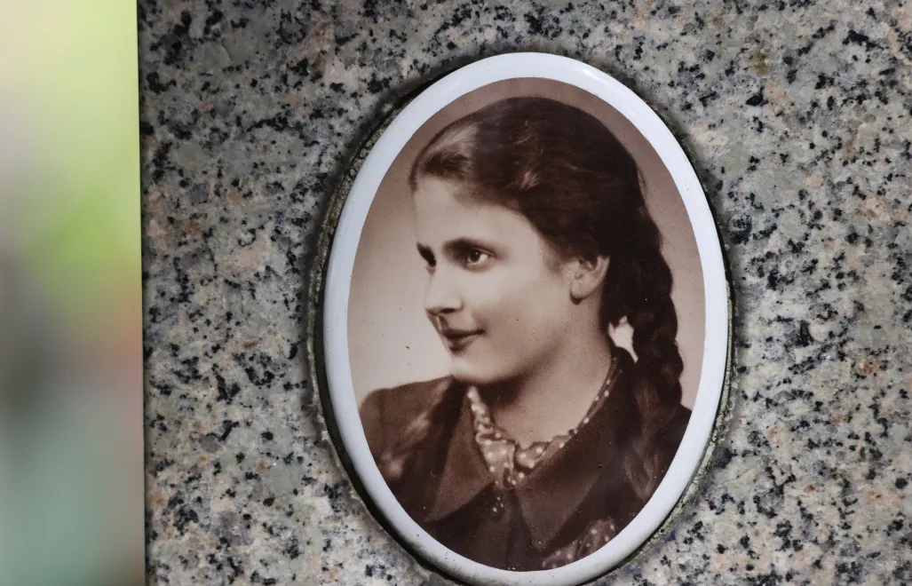 Tablica nagrobna 13-letniej Joanny Skwarczyńskiej, jednej z 17 harcerek pochowanych we wspólnym gróbie na Starym Cmentarzu przy ul. Ogrodowej w Łodzi Fot. PAP/Marian Zubrzycki