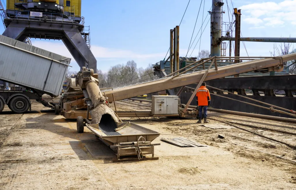 Przeładunek zboża z magazynu. Fot. PAP/Alena Solomonova