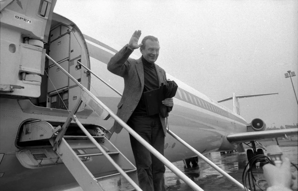 Czesław Miłosz przed odlotem, pożegnanie na lotnisku Okęcie. Fot. PAP/CAF-Jerzy Undro 