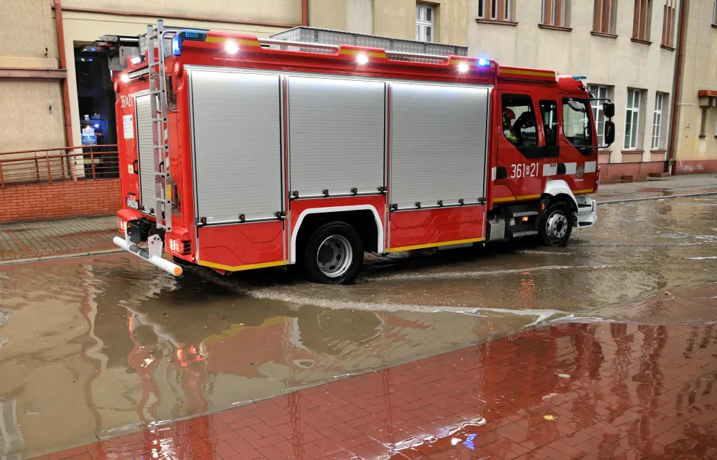 Straż pożarna na zalanej ulicy Fot. PAP/Darek Delmanowicz