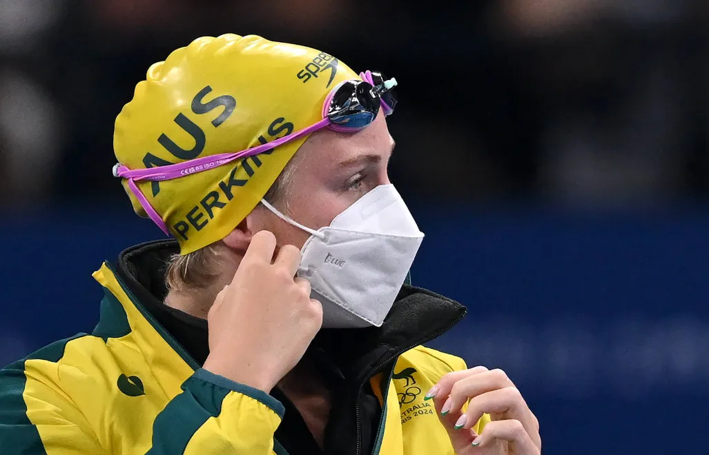Igrzyska Olimpijskie Paryż 2024. Australijska pływaczka Jamie Perkins w maseczce ochronnej przed zawodami fot. PAP/EPA/DAVE HUNT