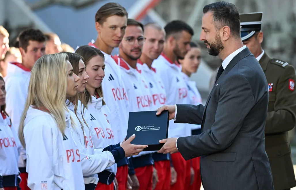 Władysław Kosiniak-Kamysz wręcza odznaczenie medalistom po Igrzyskach Olimpijskich w Paryżu. Fot. PAP/Radek Pietruszka