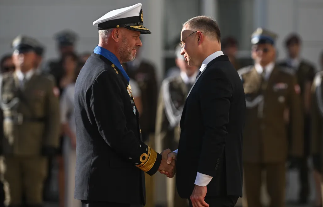 Prezydent RP Andrzej Duda oraz odznaczony przewodniczący Komitetu Wojskowego NATO admirał Rob Bauer. Fot. PAP/Radek Pietruszka