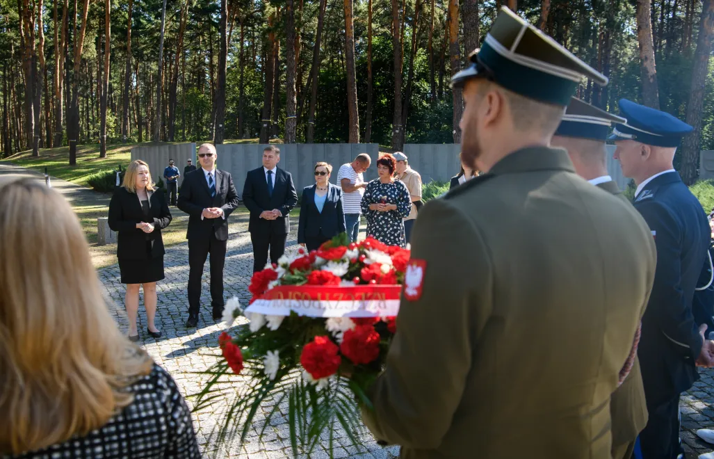 Złożenie kwiatów i zapalenie zniczy na Polskim Cmentarzu Wojennym w Kijowie-Bykowni. Fot. PAP/Vladyslav Musiienko