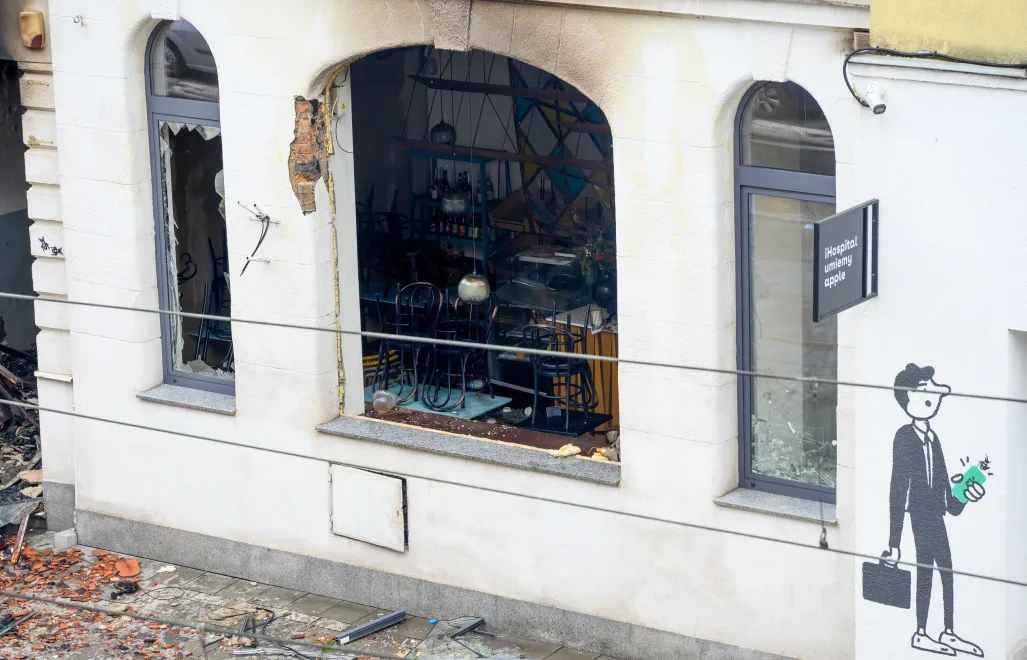 Miejsce nocnego pożaru i wybuchu w kamienicy w Poznaniu. Fot. PAP/Jakub Kaczmarczyk