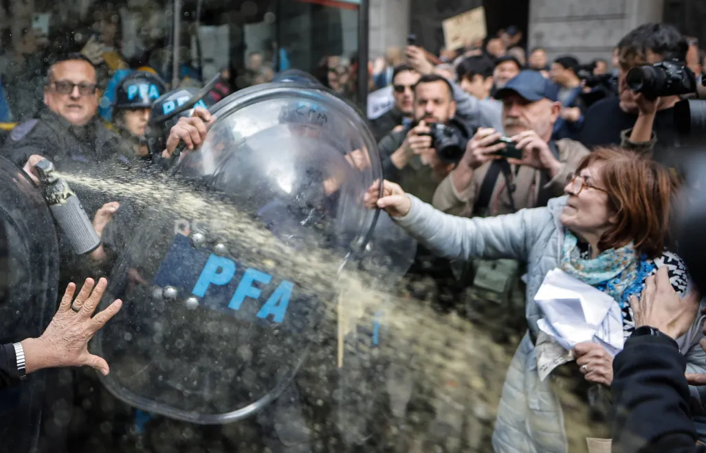 Funkcjonariusze policji i protestujący emeryci w Buenos Aires. Fot. PAP/EPA/JUAN IGNACIO RONCORONI