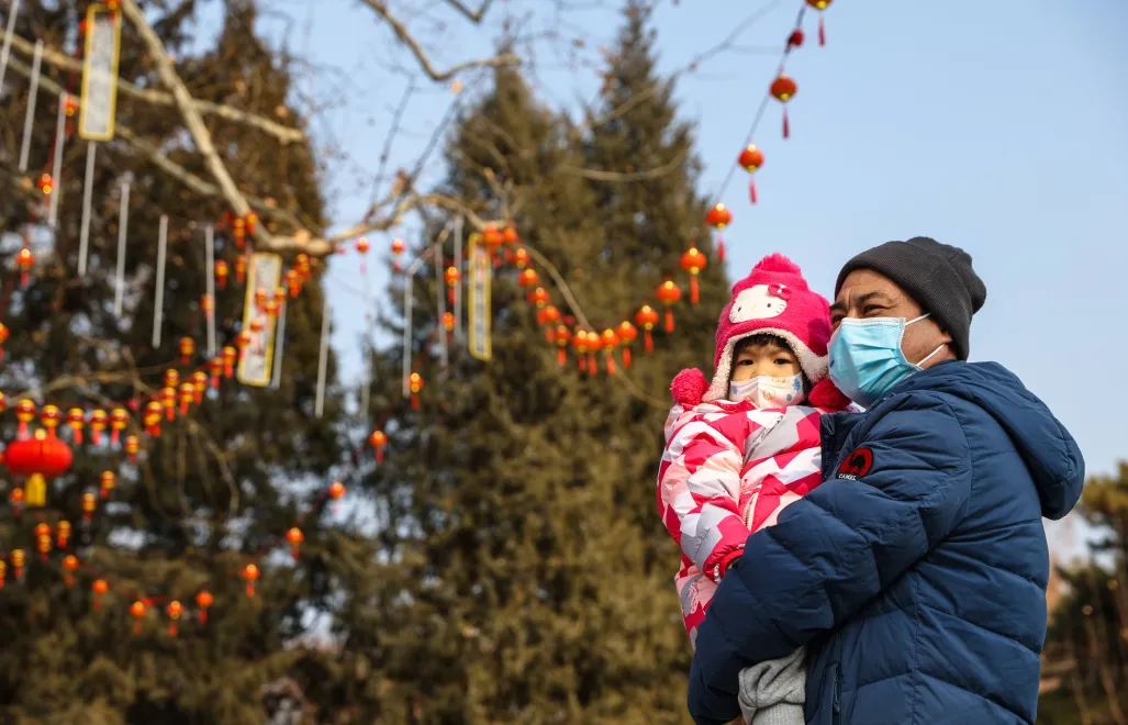 Chiński mężczyzna z dzieckiem. Fot. EPA/WU HAO