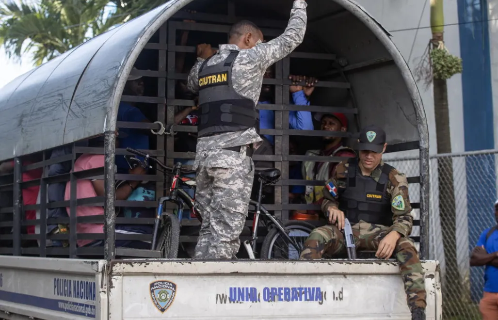 Strażnicy monitorują Haitańczyków zatrzymanych w wyniku nalotów przeprowadzonych przez władze imigracyjne Fot. PAP/EPA/Orlando Barria 