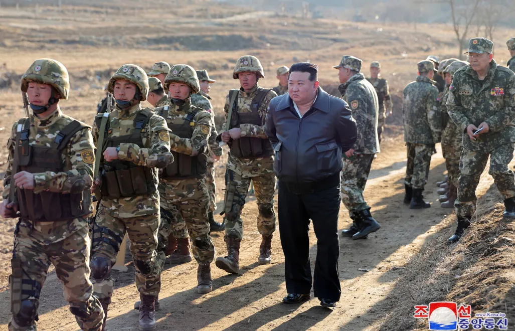 Kim Dzong Un z żołnierzami, fot. PAP/EPA/KCNA