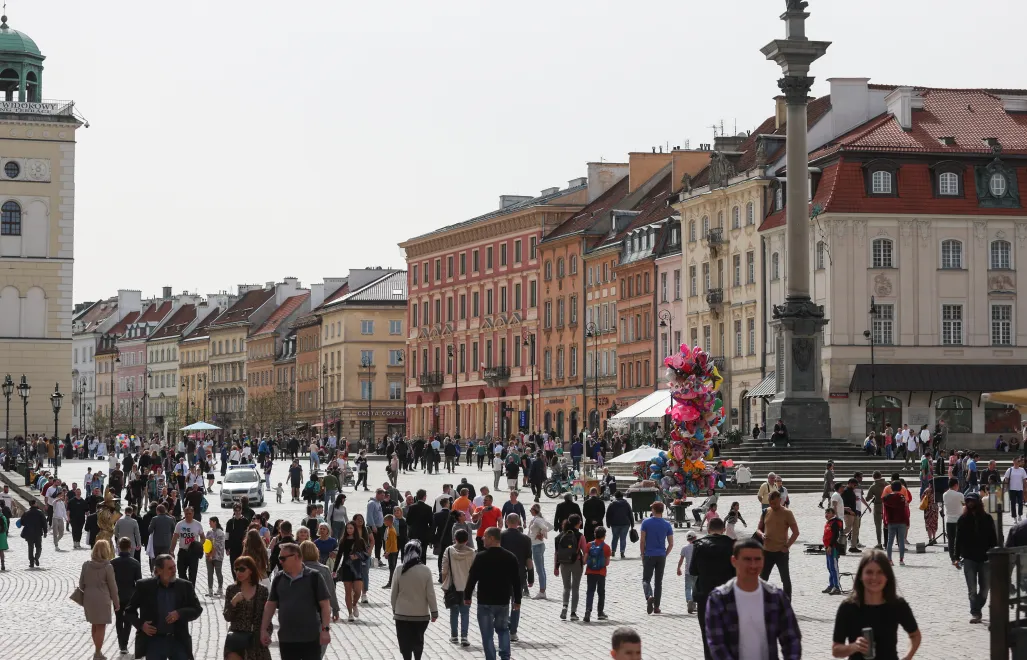 Warszawiacy spacerują po Placu Zamkowym. Fot. PAP/Leszek Szymański