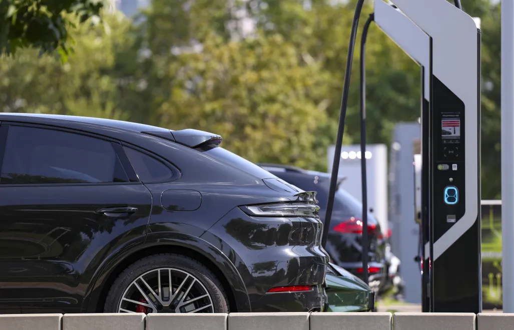 Ładowanie samochodu elektrycznego, zdjęcie ilustracyjne, fot. PAP/EPA/CHRISTOPHER NEUNDORF