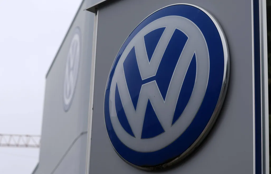 Logo Volkswagena. Fot. PAP/EPA/CHRISTOPHER NEUNDORF