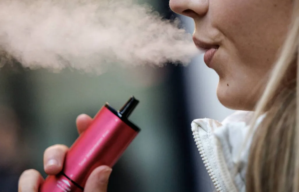 Papieros elektroniczny Fot. PAP/EPA/TOLGA AKMEN