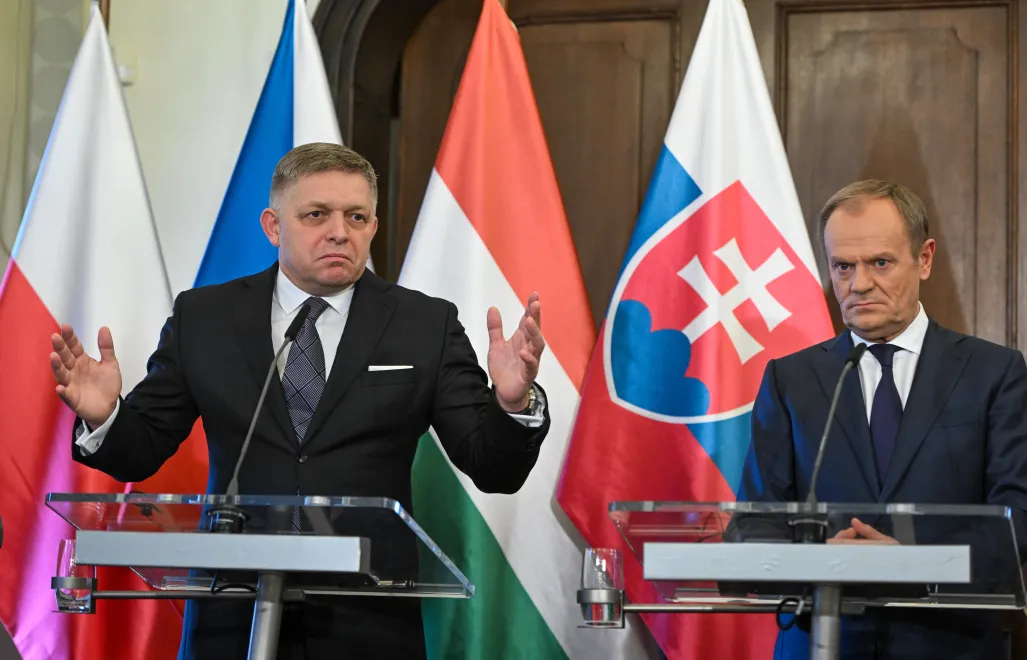 Premier RP Donald Tusk (P) i premier Słowacji Robert Fico (L) w lutym 2024 r. Fot. PAP/Radek Pietruszka
