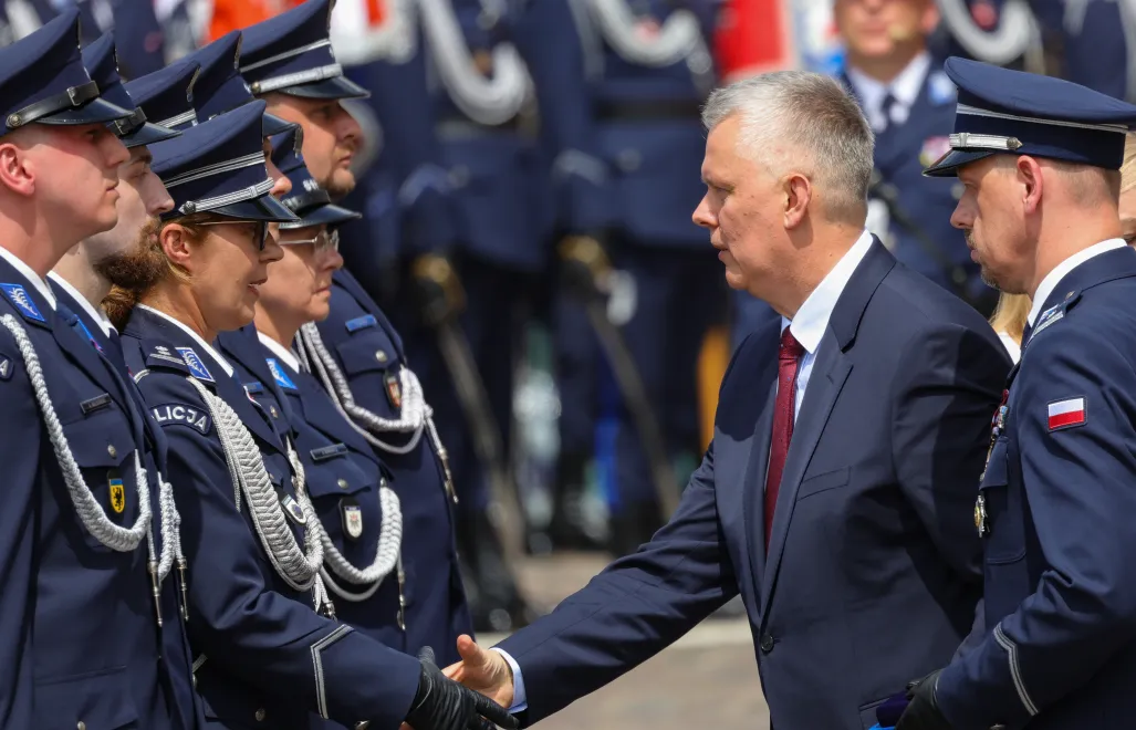 Komendant główny policji nadinsp. Marek Boroń (pierwszy z praweJ) i szef MSWiA Tomasz Siemoniak podczas święta policji Fot. PAP/Rafał Guz