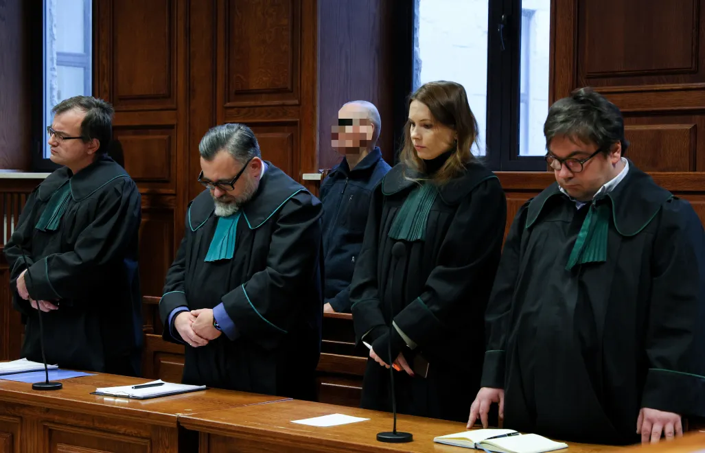 Oskarżony Robert S. oraz mec. Dawid Dąbrowski i mec. Jakub Abramowicz na sali Sądu Okręgowego w Warszawie, fot. PAP/Paweł Supernak