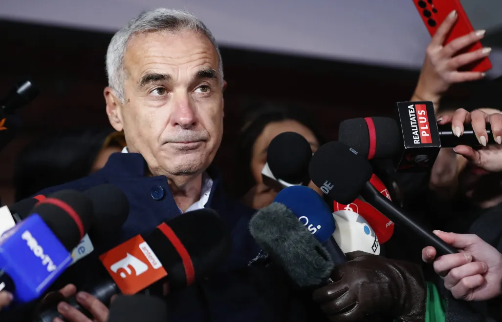 Reprezentant skrajnej prawicy, startujący jako kandydat niezależny Calin Georgescu, wygrał wybory w I turze, fot. PAP/EPA/ROBERT GHEMENT