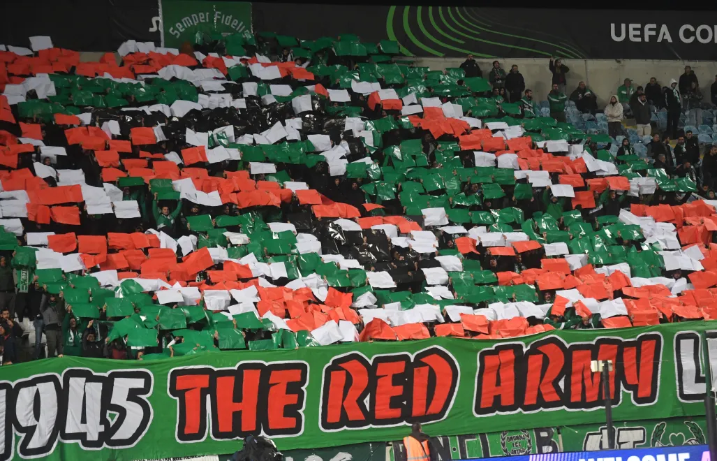 Kibice Omonii Nikozja przed meczem fazy zasadniczej piłkarskiej Ligi Konferencji z Legią Warszawa, fot. PAP/Piotr Nowak