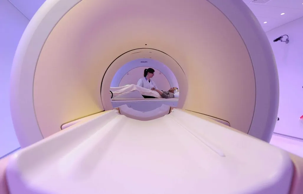 Maszyna służąca do wykonania rezonansu magnetycznego. Fot. PAP/ EPA/LEX VAN LIESHOUT 