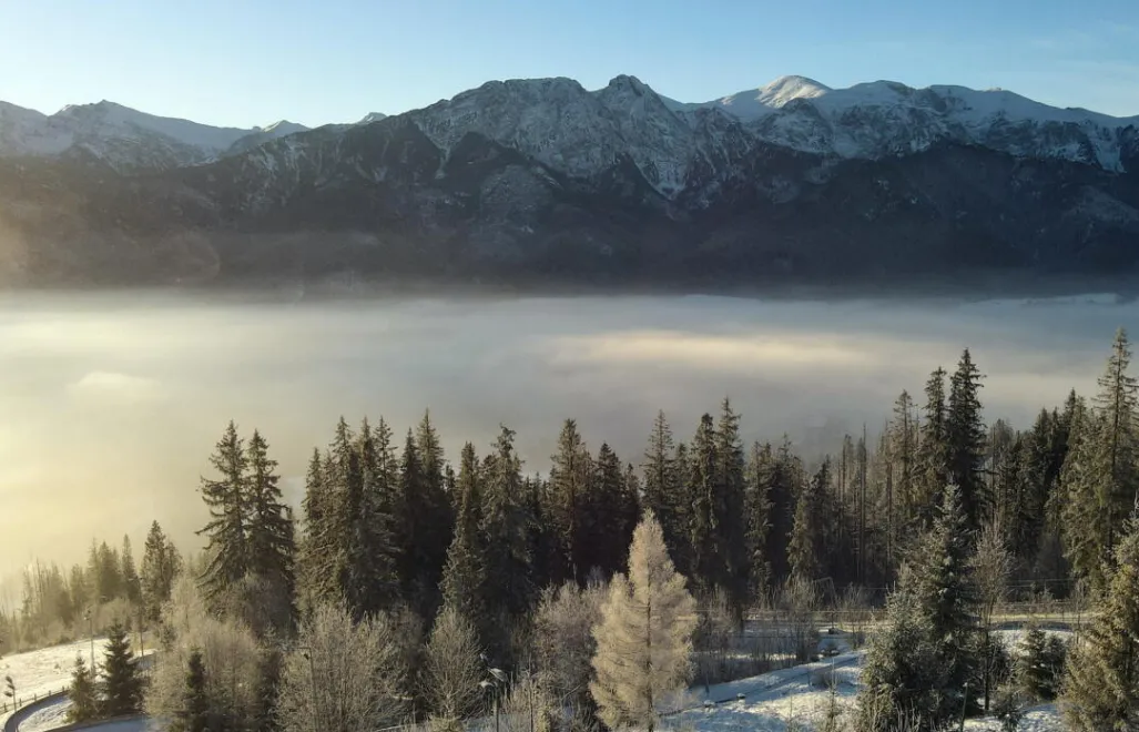Mgły nad Zakopanem oraz panorama Tatr. Fot. PAP/Grzegorz Momot