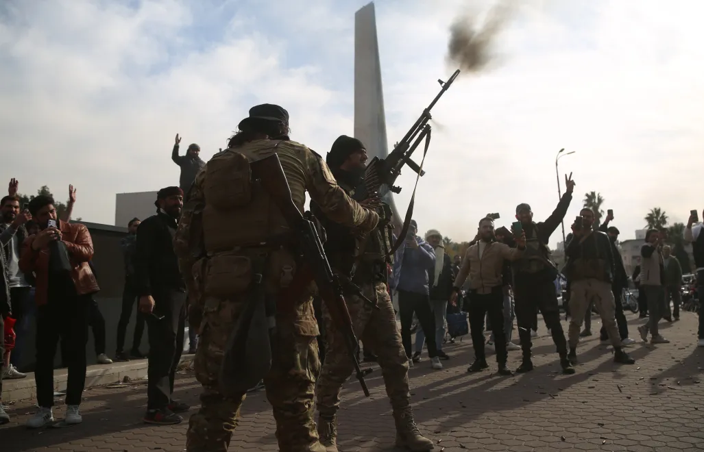 Rebelianci i cywile świętują obalenie reżimu Asada Fot. PAP/EPA/BILAL AL HAMMOUD