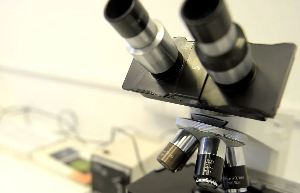 Mikroskop. Zdj. ilustracyjne. Fot PAP/Darek Delmanowicz